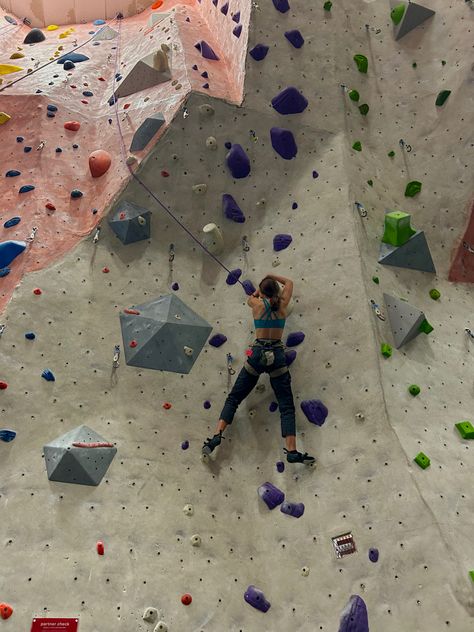 Bouldering Aesthetic, Climbing Couple, Rock Climbing Aesthetic, Climbing Aesthetic, Indoor Bouldering, Indoor Rock Climbing, Fitness Aesthetic, Spider Monkey, Rock Climbing Wall