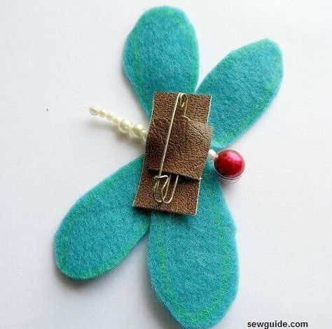 10 easy Brooch making tutorials : All Handmade! - Sew Guide Felt Broaches Diy, How To Make Brooches Handmade, Brooches Handmade Tutorials, Felt Brooch Diy, Handmade Brooches Ideas, Diy Brooch Pin, Lapel Pins Diy, Making Brooches, Fabric Yoyos