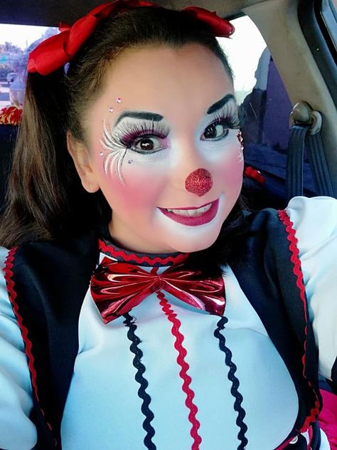 Clown Makeup Pretty, Maquillaje De Payaso Mujer, Clown Face Paint, Cute Clown Makeup, Clown Halloween Costumes, Girl Face Painting, Halloween Circus, Female Clown, Pretty Halloween