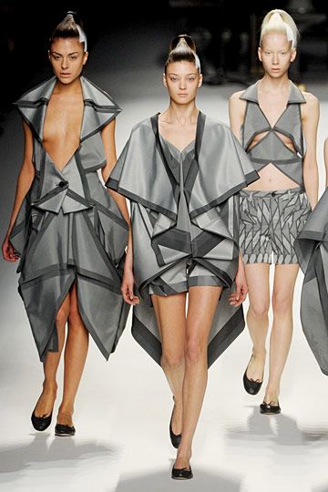 Issey Miyake fall 11 - origami                                                                                                                                                      More Fashion Origami, Mode Origami, Structured Fashion, Architectural Fashion, Origami Ball, Zero Waste Fashion, Origami Fashion, Sculptural Fashion, Origami Rose