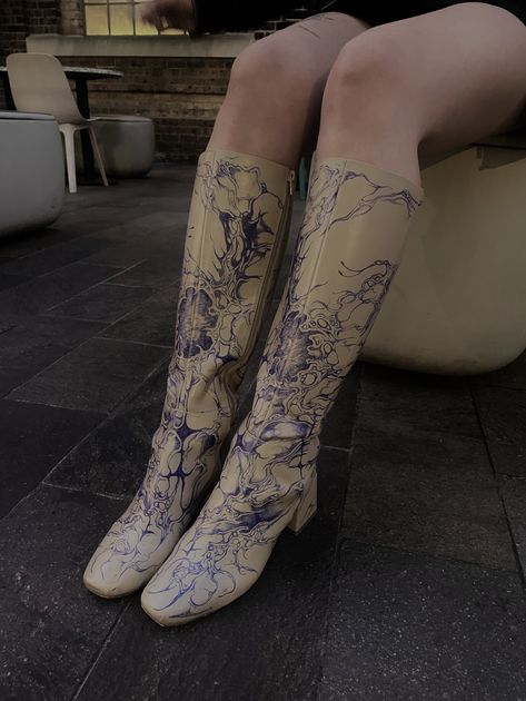 Custom Boots Paint, Custom Boots Diy, Boots Makeover, Diy Shoes Heels, Diy Tattoos, Unconventional Fashion, Boots Diy, Shoe Hacks, Shoe Makeover