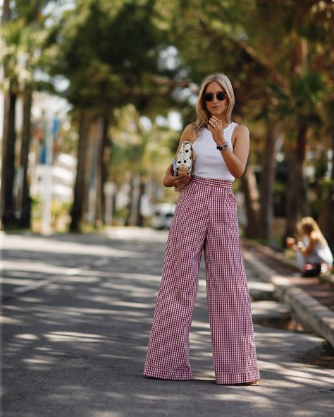 9 Cute Summer Outfits to Wear to the Park via @WhoWhatWearUK Picnic Outfit Summer Casual, Picknick Outfits, Picnic Attire, Picnic Date Outfits, Picnic Outfit Summer, Outfit Summer Casual, Picnic Outfit, First Date Outfits, Floral Trousers