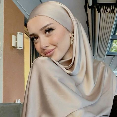 Hijab Makeup Look, Hijabi Makeup Looks, Hijabi Photoshoot, Style Kondangan Hijab, Pretty Hijabi, Hijabi Aesthetic Outfits, Hijabi Makeup, Hijabi Mode, Hijabi Styles