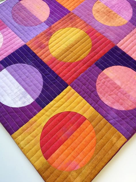 Circle Quilt Blocks, Circle Quilts Patterns Ideas, Circle Quilting Designs, Circle Pattern Quilt, Quilt Applique Patterns, Circle Quilts Modern, Drunkards Path Quilting Designs, Quilt Shapes, How To Sew Circles Quilt Blocks