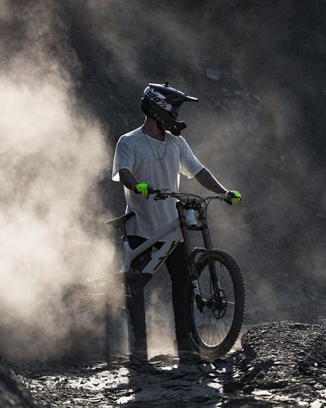 YT Industries on Instagram: “E P I C! #fromdirttothemoon 🌑 . 📸: @studiorigin . #ytindustries #goodtimes #liveuncaged #ytfamily #yttues #tues #tues29” Canyon Mtb, Bike Riding Aesthetic, Bike Pictures, Bicycle Mountain Bike, Downhill Bike, Downhill Mtb, Enduro Mtb, Biking Outfit, Mtb Bike Mountain