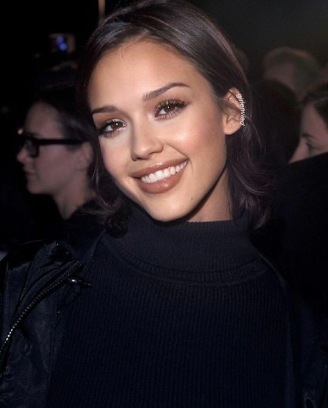 Light 90s Makeup, 90s Womens Makeup, 90s Makeup Brown Eyes, Jessica Alba Makeup Looks, 90s Makeup Natural, 2000s Model Makeup, Bronze Latina Makeup, Jessica Alba 00s, 90s Inspo Makeup