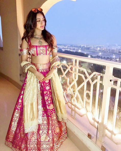 The Manish Malhotra 2018 Brocade collection, is all about the very beautiful handcrafted brocade from bananas in a glamorous way and the very pretty @kiaraaliaadvani 😊 proves that perfectly. Orang India, Sari Lehenga, Indian Fashion Trends, Lehnga Dress, Gaun Fashion, Pink Lehenga, Indian Lehenga, Kiara Advani, Lehenga Saree