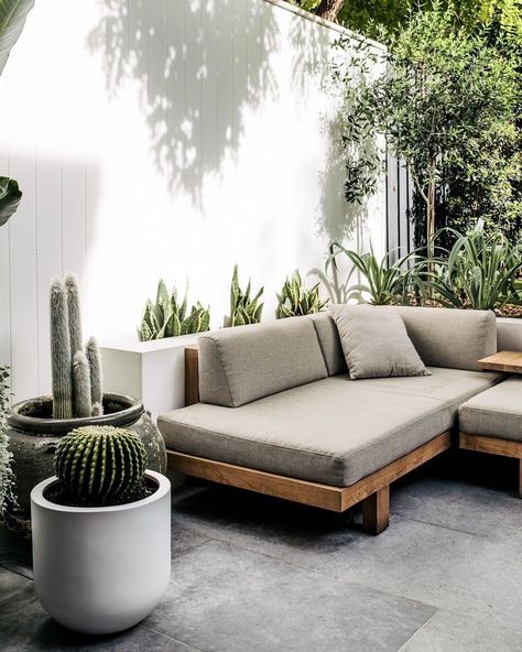 The Tribù Pure Sofa sitting nicely in this contemporary rustic courtyard design by @harrisonslandscaping 🙌🏼 ___ #landscapedesign… Rustic Planters, Courtyard Design, Casa Country, Rustic Contemporary, Outdoor Lounge, Outdoor Design, 인테리어 디자인, Outdoor Living Space, Outdoor Sofa