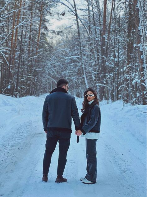 Cold Couple Photoshoot, Winter Photoshoot Outfits Couples, Winter Pictures Couples, Couple Snow Aesthetic, Couple Poses Winter, Snow Couples Photoshoot, Winter Aesthetic Couple, Winter Photoshoot Ideas For Couples, Mountain Outfit Winter