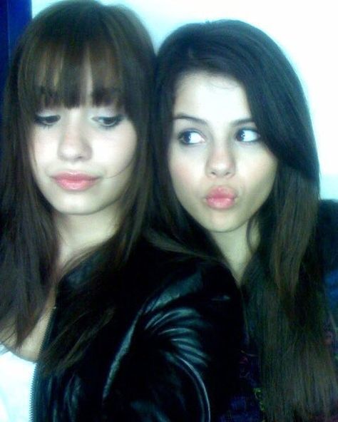 New old rare photo of Selena Gomez and Demi Lovato  Nueva antigua rara foto de @selenagomez y @ddlovato  #SelenaGomez #DemiLovato #Selena #Selenator #Selenators #Fans Demi Lovato Young, Uk Icon, Princess Protection Program, 2010s Aesthetic, Old Disney Channel, Alex Russo, 2013 Swag Era, Selena Gomez Photos, Selena G