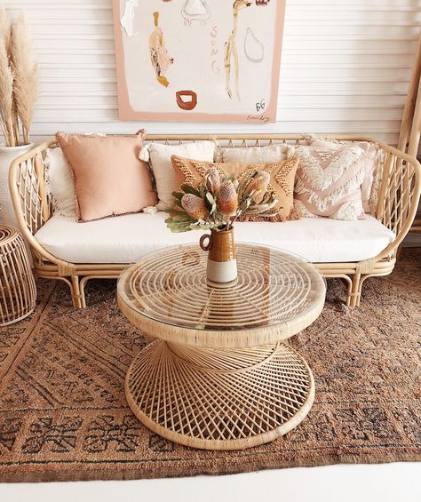 Apartment Simple, Creative Table, Rattan Coffee Table, Breakfast At Tiffany's, Corner Table, Apartment Inspiration, Boho Living Room, Wicker Furniture, A Living Room