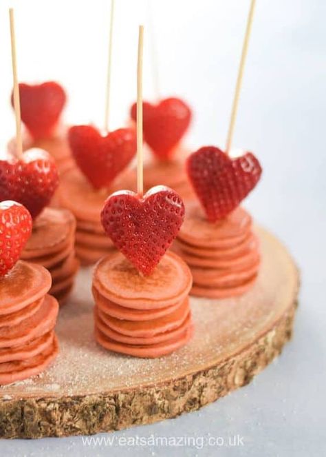 Strawberry Pancake, Cute Breakfast Ideas, Valentines Party Food, Valentines Brunch, Valentines Breakfast, Valentines Snacks, Strawberry Heart, Healthy Valentines, Valentines Baking