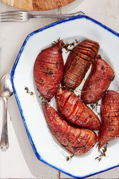 Roasted Hasselback Sweet Potatoes Hasselback Sweet Potatoes, Sweet Potato Thanksgiving, Easy Vegetable Side Dishes, Best Thanksgiving Recipes, Vegetarian Thanksgiving, Fall Dinner Party, Dinner Party Menu, Thanksgiving Sides, Fall Dinner