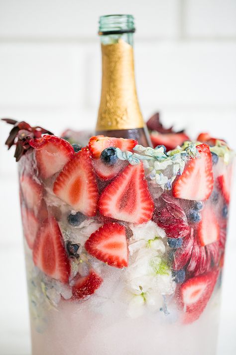 Charming DIY Floral Ice Bucket - Sugar and Charm - sweet recipes - entertaining tips - lifestyle inspiration Diy Ice Bucket, Floral Ice Bucket, Wine Chiller Bucket, Cocktail Fruit, Diy Wedding Planner, Floral Ice, Flower Ice, Baby Shower Brunch, Summer Entertaining