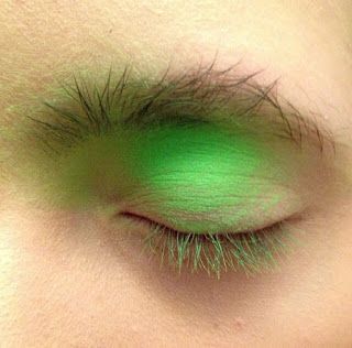 Painterly, with wet-look brows.   Bea Sweet , London-based makeup artist   ( x )     Follow Oc Pokemon, Green Eyeshadow, Editorial Makeup, Creative Makeup, Up Girl, Face Art, Makeup Art, Makeup Inspo, Maquillaje De Ojos