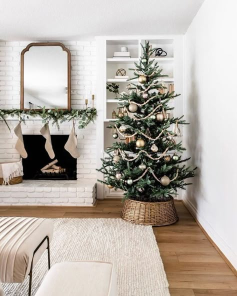 Scandinavian/Nordic Minimalist Christmas Trees Noble Fir Christmas Tree, Minimalist Christmas Decor, Minimalist Christmas Tree, Farmhouse Christmas Tree, Christmas Bedroom, Minimalist Christmas, Boho Christmas, Farmhouse Christmas Decor, Noel Christmas