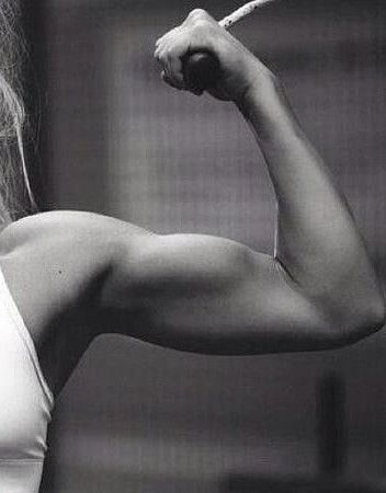 Women Arm Muscles Inspiration, Womens Arms Muscles, Gym Aesthetic Muscle Women, Gym Aesthetic Weightlifting, Female Muscle Aesthetic, Women Strong Arms, Arm Muscles Women Aesthetic, Arm Day Aesthetic, Gym Strong Women