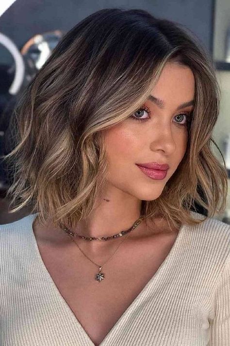 Short Layered Bob Haircuts, Short Wavy Haircuts, Wavy Bob Hairstyles, Wavy Haircuts, Glamorous Hair, Short Bob Haircuts, Short Curly Hair, Pixie Cuts, Trendy Short Hair Styles