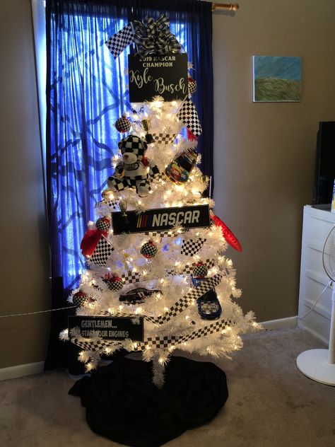 A simple tree decorated with NASCAR toys, crepe paper and signs made from chalkboards and adhesive vinyl. Nascar Christmas Tree, Race Car Christmas Tree Ideas, Race Car Christmas Tree, Yellow Mustang, Nascar Toys, Car Christmas Tree, Car Rally, Car Christmas, Car Style