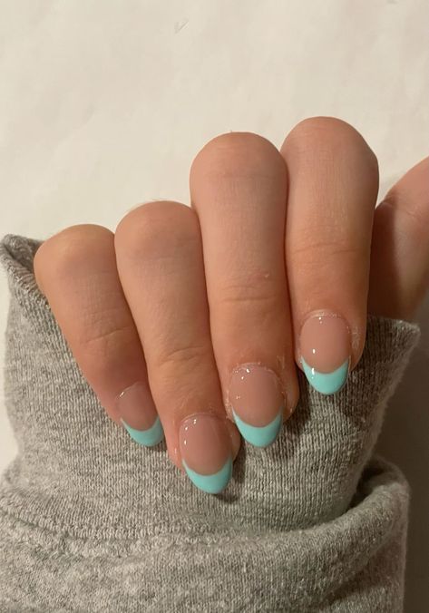 Beach Simple Nail Designs, Cute Easy French Tip Nails, Nail Inspo For Florida, Cute Short Almond Nails French Tip, Gel X Nail Designs French Tip, Vacation Nail Ideas Simple, Cute Nails No Tips, Cute Plain French Tip Nails, Aquamarine French Tip Nails