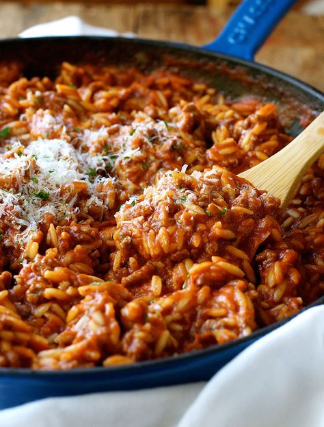 One Pot Bolognaise Orzo (Risoni) - dinner on the table in 20 minutes, from scratch, all made in one pot. Bolognaise Recipe, Risoni Recipes, One Pot Orzo, Orzo Recipes, Recipetin Eats, Recipes Pasta, Beef Recipes Easy, Easy Beef, Cooking Inspiration