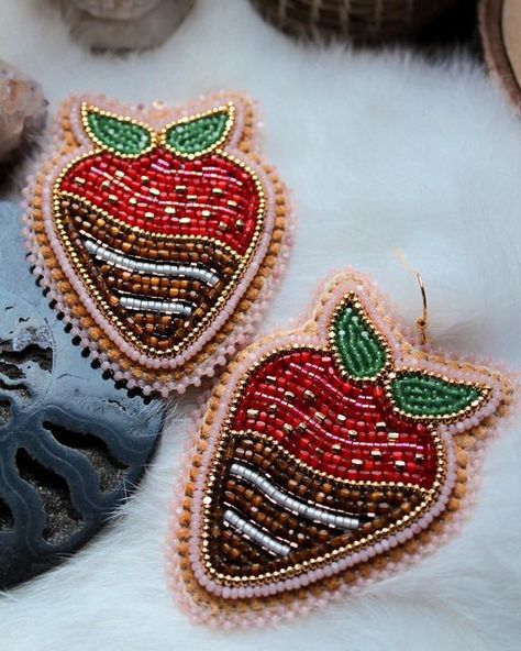 Beaded Strawberry Pattern, Caribou Tufting, Beaded Strawberry, Flat Earrings, Indigenous Crafts, Flower Beading, Bead Jewelry Patterns, Seed Beads Jewelry, Jingle Dress