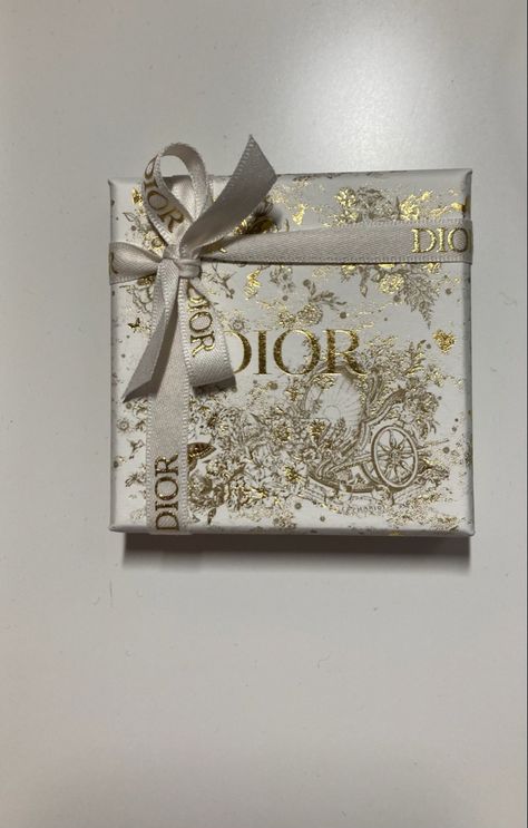 Love this Dior packaging/box Dior Christmas Packaging, Dior Packaging Design, Dior Packaging Boxes, Dior Packaging, Dior Christmas, Luxury Box Packaging, Crafty Hobbies, Packaging Template Design, Creative Stationery