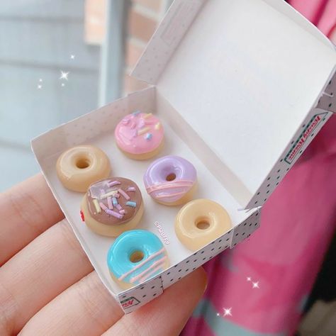 Pastel Cupcakes, Donut Box, Clay Magnets, Diy Air Dry Clay, Clay Diy Projects, Tanah Liat, Clay Crafts Air Dry, Krispy Kreme, Polymer Clay Diy