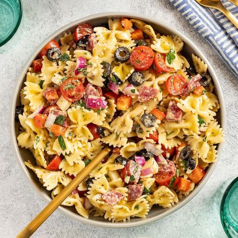 This bow tie pasta salad combines delicious vegetables, herbs, cheese and salami and is topped with a tangy vinaigrette. Bowtie Pasta Recipes, Bacon Spinach Pasta, Chicken Bacon Spinach Pasta, Rainbow Pasta Salad, Bow Tie Pasta Salad, Bowtie Pasta Salad, Rainbow Pasta, Salads To Make, Veggie Pasta Salad