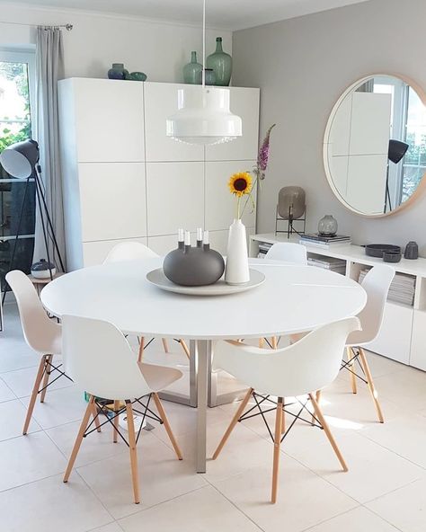 Da unser Esstisch rund | SoLebIch.de Ikea Living Room Chairs, White Dining Table Set, White Round Dining Table, Danish Dining Table, White Kitchen Table, Round Dining Room Table, Ikea Living Room, Ikea Decor, White Kitchen Decor