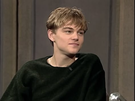 Leo Dicaprio Hairstyle, Blonde Textured Hair, Leonardo Dicaprio Short Hair, 90s Haircut Men, Leonardo Dicaprio Hair, Leo Decaprio, 90s Haircuts, Leonardo Dicaprio 90s, 90s Men