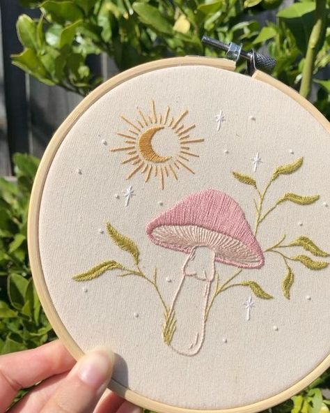 Embroidery Patterns Mushrooms, Easy Mushroom Embroidery, Mushroom Embroidery Designs, Embroidery Easy Designs, Beginner Embroidery Ideas, Simple Mushroom Embroidery, Small Embroidery Designs Simple, Easy Beginner Embroidery Pattern, Waldorf Embroidery