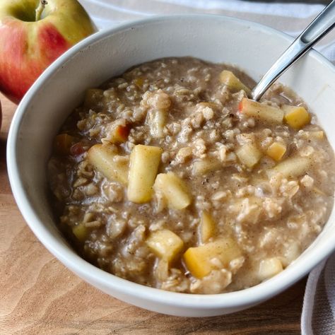 Warm up cold mornings with this wholesome apple cinnamon oatmeal recipe. This homemade oatmeal combines cinnamon, apples, and maple syrup! Stovetop Apple Oatmeal, Oatmeal With Apples And Cinnamon, Baked Apple Cinnamon Oatmeal, Cinnamon Apple Oatmeal, Baked Apple Oatmeal, Oatmeal Bake, Winter Breakfast, Apple Cinnamon Oatmeal, Homemade Oatmeal