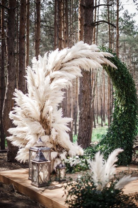 Wedding Arch Flowers Pampas, Pampas Circle Arch, Backdrop Decorations Wedding, Arches Decor, Pampas Grass Wedding Arch Circle, Ostrich Feather Wedding Arch, Pompadour Grass Wedding Arch, Round Wedding Arch, Outdoor Decoration Ideas