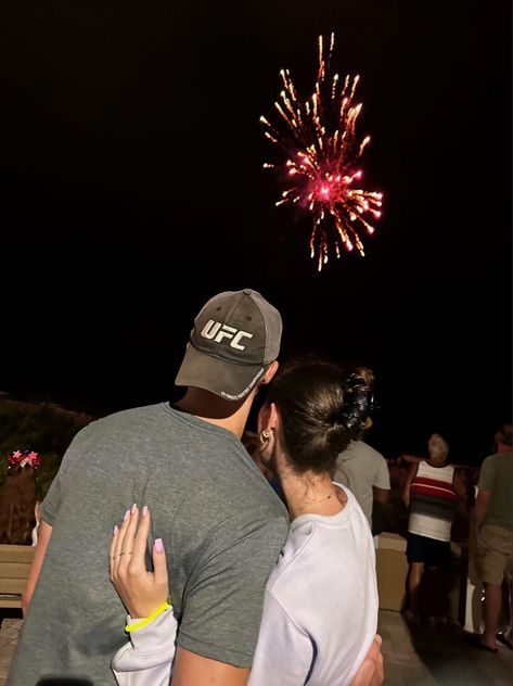 Cute Firework Pictures With Boyfriend, Couples Fireworks Pictures, Aesthetic 4th Of July Pics, Couple 4th Of July Pictures, Fireworks With Boyfriend, 4th Of July Pictures With Boyfriend, Fourth Of July Couple Pictures, 4th Of July Couple, Fourth Of July Aesthetic