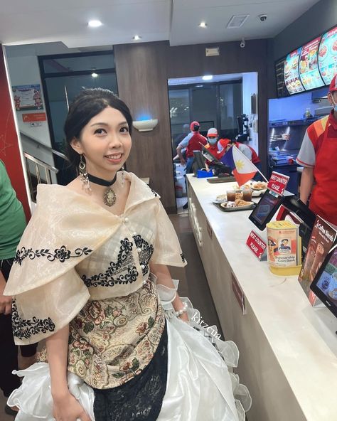 Finally did one of my dream shoots. 🥰💖 Channeling the elegance of our heritage with a Maria Clara gown, a traditional Filipino dress named after José Rizal’s iconic character from the novel Noli Me Tangere. A timeless symbol of Filipino culture and grace. 🌸🇵🇭 #MariaClara Also obligatory @jollibee run after a whole afternoon of shooting content. 🤪 Yipee 🐝 Modern Filipino Fashion, Filipino Culture Traditional Dresses, Maria Clara Outfit, Maria Clara Gown, Traditional Filipino Dress, Filipino Outfits, Maria Clara Dress, Filipino Traditional Clothing, Filipino Dress