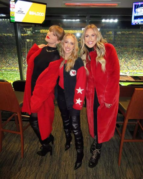 Brittany Mahomes Shares Photo with Taylor Swift from Chiefs-Packers Game Brittany Mahomes, Taylor Swift Fotos, Chiefs Game, Blonde Cat, Taylor Swift Outfits, Swift 3, Taylor Swift Pictures, Taylor Swift Style, Gaming Clothes