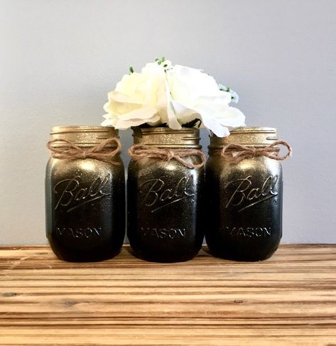 Black And Gold Mason Jar Centerpieces, Black And Gold Graduation Centerpieces, Black And Gold Table Centerpieces, Gold Centerpieces Diy, Gold Table Centerpieces, Black And Gold Centerpieces, Gold Glitter Mason Jar, Wedding Decor Black, Jar Centerpiece Wedding