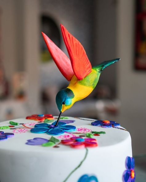 Fondant Hummingbird, Hummingbird Cake Design, Hummingbird Cakes, Cakes Design, Hummingbird Cake, Birthday Inspo, Small Cake, Birthday Party Decorations, Fondant