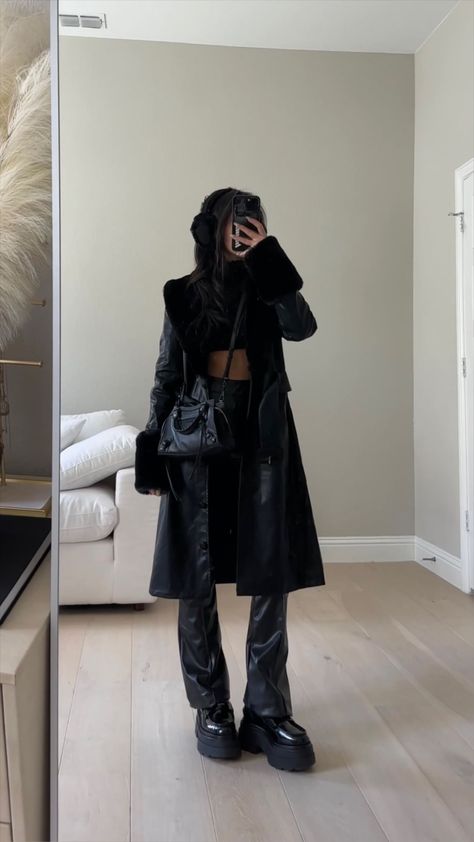 Long Jacket Outfit, Leather Couch Living Room, Coat Outfits For Women, Black Outfit Winter, Leather Coat Outfit, Faux Fur Coats Outfit, Fur Jacket Outfit, Black Coat Outfit, Coat Outfit Casual