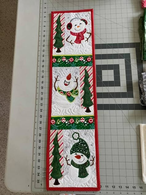 Christmas Applique Patterns, Applique Table Runner, Machine Embroidery Designs Projects, Quilted Table Runners Christmas, Best Embroidery Machine, Designs By Juju, Snowman Quilt, Holiday Table Runner, Christmas Wall Hangings