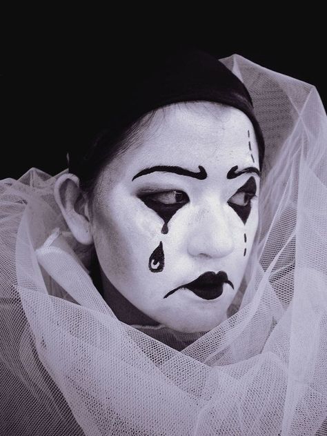 Mime Face, French Clown, Pierrot Costume, Creepy Clown Makeup, Black And White Clown, Clown Face Paint, Mime Makeup, Theatre Masks, Mask Makeup