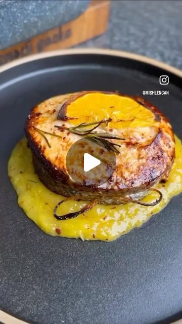 Susa Recetas Faciles y Deliciosas on Instagram: "@mishlencan  Receta ⬇️⬇️ LA RECETA PERFECTA DE FILETE DE SALMÓN @mishlencan Ingredientes: - ��Filete de salmón 4 piezas - ��Jugo de media naranja - ��2 cucharadas de salsa de soja - ��Miel 1 cucharadita - ��Pimienta negra 0,5 cucharadita - ��3 ramas de romero - ��4 rebanadas de naranja Salsa - ��20 g de mantequilla - ��1 rama de romero - ��carne de 1 naranja - ��sal 0.5 cucharadita - ��1 cucharada de azúcar - ��pimienta negra 0,5 cucharadita - ��1 cucharadita de almidón (diluirla en 100 ml de agua fría) Cocinamos pescado a 200 grados durante 20 minutos Buen provecho  #recetas #recetasfaciles #recetasprincipiantes #comida #food #recetasdeliciosas #comerico #quecomemoshoy #cocinafacilyrica #comidacasera #cocinacomomama #megustacomer #parachupa Salmon Steak Recipes, Salmon Steaks, Grilled Fish Tacos, Salmon Steak, Cake Recipes Easy Homemade, Steak Recipe, Chili Flakes, Buffet Food, Easy Salad Recipes