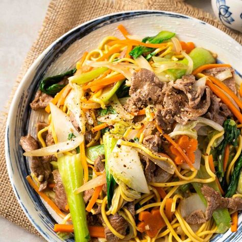 a plate of beef noodle stir-fry (mi xao bo) Egg Noodle Dishes, Mi Xao, Vietnamese Beef Stew, Beef Noodle Stir Fry, Korean Glass Noodles, Beef Chow Mein, Vegan Beef, Stir Fry Noodles, Marinated Beef