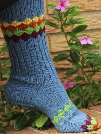 beauty shot Pattern Beauty, Hand Knit Socks, Cowl Knitting Pattern, Socks Pattern, Sock Knitting, Sock Knitting Patterns, Knitting Magazine, Knitted Socks, Socks Shoes