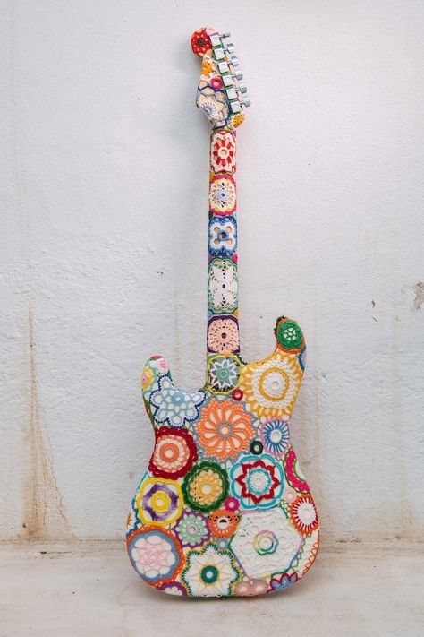 Artist Wraps a Stratocaster Guitar in a 'Flower Power' Crochet Cover Crochet Guitar, Guitar Art Diy, Crochet Web, Crochet Music, Cotton Crochet Patterns, Strat Guitar, Stevie Ray Vaughn, Fender Strat, Stratocaster Guitar