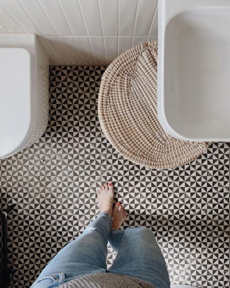 Bathroom Scandinavian Style, Scandi Bathroom, Scandinavian House, My Scandinavian Home, Mug Storage, Scandi Living, Scandinavian Bathroom, Bathroom Inspo, Bathroom Style