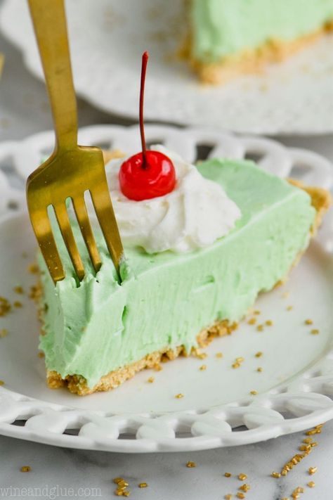 This Shamrock Shake Pie is your favorite McDonald's Shamrock Shake made into an easy no bake pie!  This recipe is only six ingredients and you can make it in less than 5 minutes!  Of all the treats you could make for St. Patrick's Day, you for sure need to make no bake pie! Shamrock Pie, Weird Desserts, Pistachio Pie, Mint Pie, Graham Cracker Crust Recipe, Mint Desserts, Homemade Graham Cracker Crust, Store Bought Pie Crust, Easy Candy Recipes