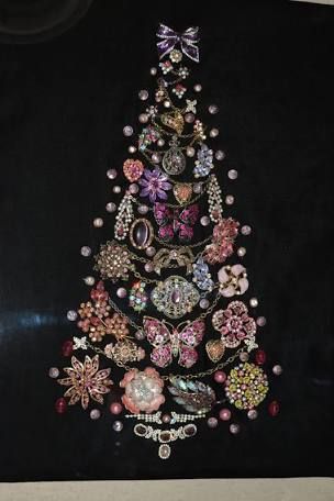 DIY Vintage Jeweled Christmas Tree Jeweled Picture, Old Jewelry Crafts, Costume Jewelry Crafts, Jeweled Christmas Trees, Christmas Tree Pictures, Jewelry Repurposed, Vintage Jewelry Ideas, Jewelry Frames, Vintage Jewelry Repurposed