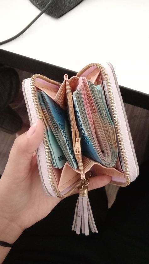 Wallet Aesthetic Money, Money Wallet Aesthetic, Korean Won Money Aesthetic, Money In Wallet Aesthetic, Wallet Full Of Money Aesthetic, Money In Wallet, Dinero Aesthetic, Wallet Aesthetic, Vision Board Themes